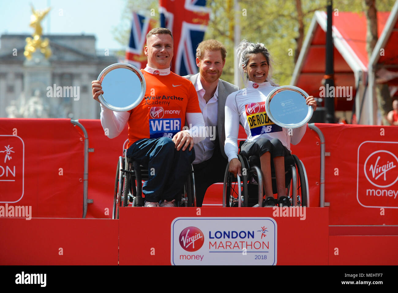 David Weir (GBR) et de Madison de Rozario (AUS) sur le podium avec Son Altesse Royale, le prince Harry lors de la remise des prix pour le Marathon de Londres Virgin Money, les courses en fauteuil roulant le Mall, Londres, Royaume-Uni. Weir a terminé en 1:31:15 pour gagner un superbe huitième victoire après un sprint qui l'a vu battre Marcel Hug (SUI) et Daniel Romanchuk (USA) à la ligne. De Rozario réclamé ce premier titre en fauteuil roulant chez les dames après avoir arraché la victoire à partir de quatre fois vainqueur Tatyana McFadden en 1:42:58. Banque D'Images