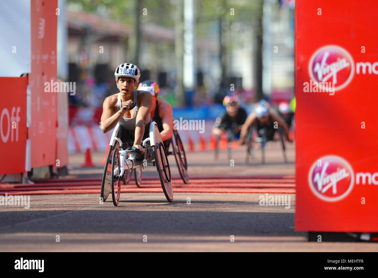 Madison de Rozario (AUS) de franchir la ligne d'arrivée en 1:42:58 pour gagner le marathon de Londres Virgin Money race en fauteuil roulant, le Mall, Londres, Royaume-Uni. De Rozario a été suivie de très près sur la ligne par Tatyana McFadden (USA) qui est arrivé second et par Susannah Scaroni (USA) qui est arrivé en troisième position une seconde plus tard. De Rozario est la nouvelle étoile sur le bloc de marathon. Les 24 ans sont arrivés directement de son succès aux Jeux du Commonwealth, le week-end dernier où elle a remporté l'or dans le 1500m et T54 marathon. Elle a été considéré comme un étranger à Londres, n'ayant qu'a effectué sept marathons en plein sa Banque D'Images