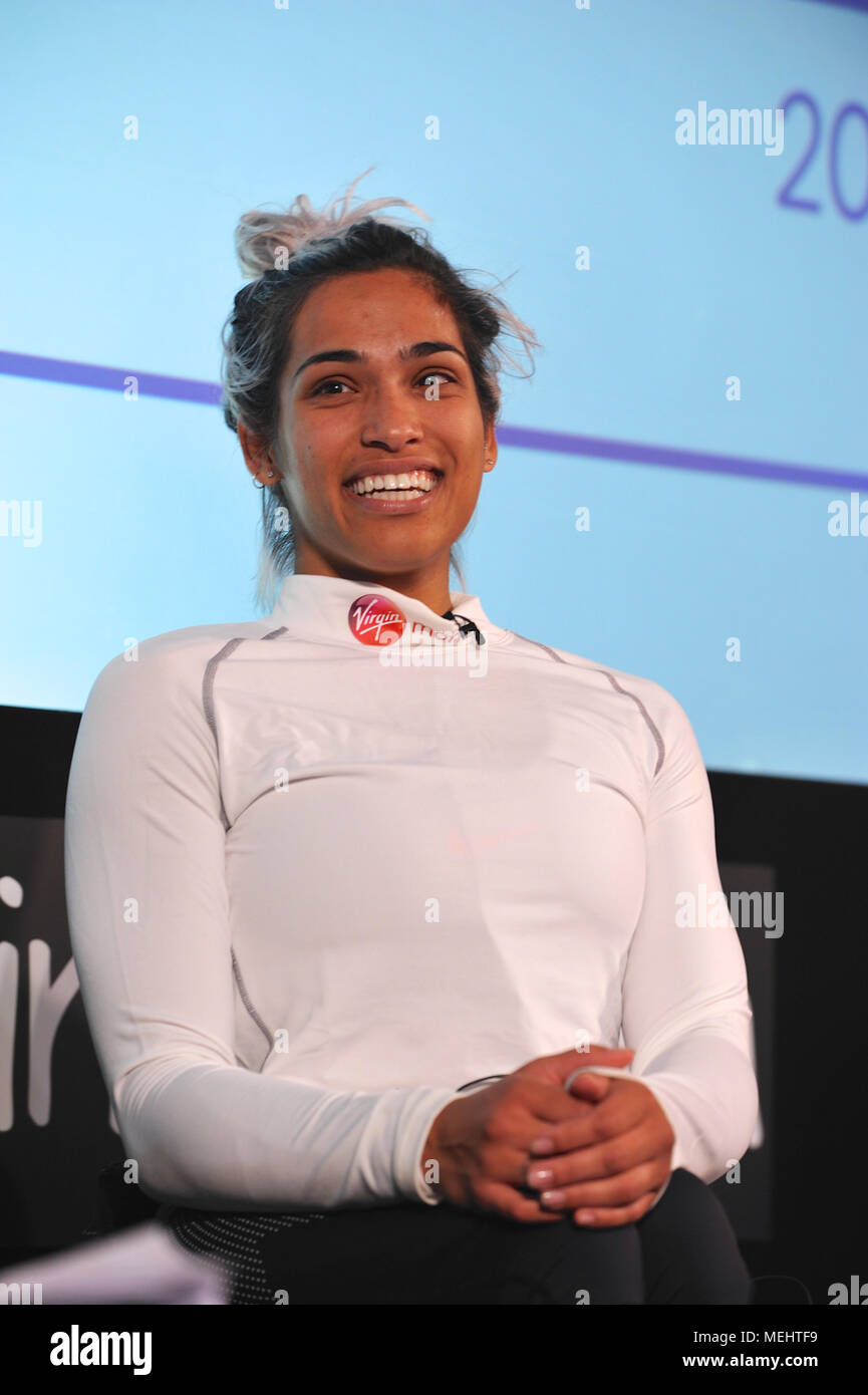 Madison de Rozario (AUS) d'être interviewé après l'Australie, elle soutient un premier titre en fauteuil roulant au Marathon de Londres Virgin Money. De Rozario a gagné en 1:42:58 victoire à l'arraché de justesse à partir de quatre fois vainqueur Tatyana McFadden. Susannah Scaroni (USA) a terminé en troisième place avec un temps de 1:43:00. De Rozario est la nouvelle étoile sur le bloc de marathon. Les 24 ans sont arrivés directement de son succès aux Jeux du Commonwealth, le week-end dernier où elle a remporté l'or dans le 1500m et T54 marathon. Elle a été considéré comme un étranger à Londres, n'ayant qu'a effectué sept marathons complet dans sa carrière Banque D'Images