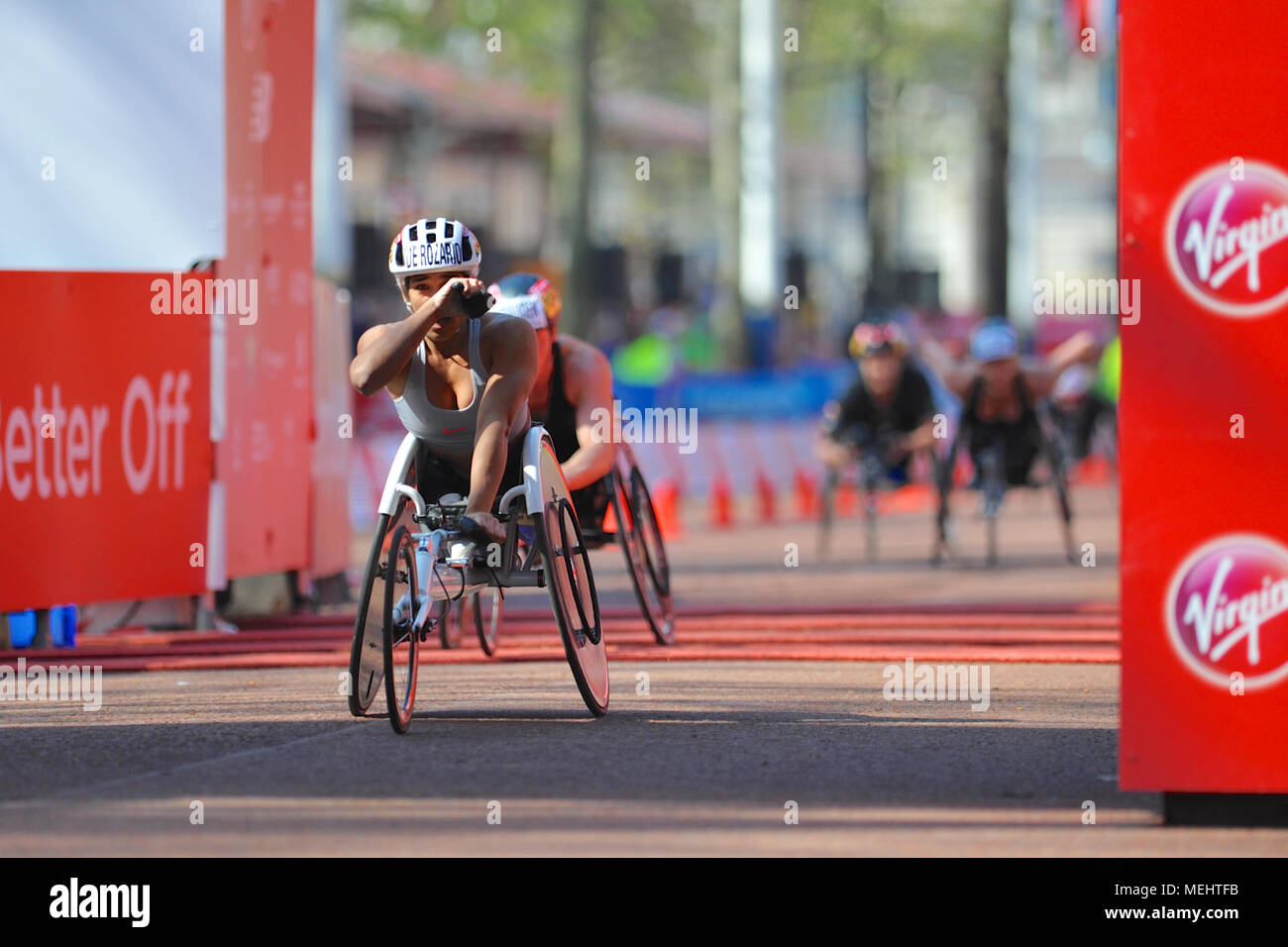 Madison de Rozario (AUS) de franchir la ligne d'arrivée en 1:42:58 pour gagner le marathon de Londres Virgin Money race en fauteuil roulant, le Mall, Londres, Royaume-Uni. De Rozario a été suivie de très près sur la ligne par Tatyana McFadden (USA) qui est arrivé second et par Susannah Scaroni (USA) qui est arrivé en troisième position une seconde plus tard. De Rozario est la nouvelle étoile sur le bloc de marathon. Les 24 ans sont arrivés directement de son succès aux Jeux du Commonwealth, le week-end dernier où elle a remporté l'or dans le 1500m et T54 marathon. Elle a été considéré comme un étranger à Londres, n'ayant qu'a effectué sept marathons en plein sa Banque D'Images
