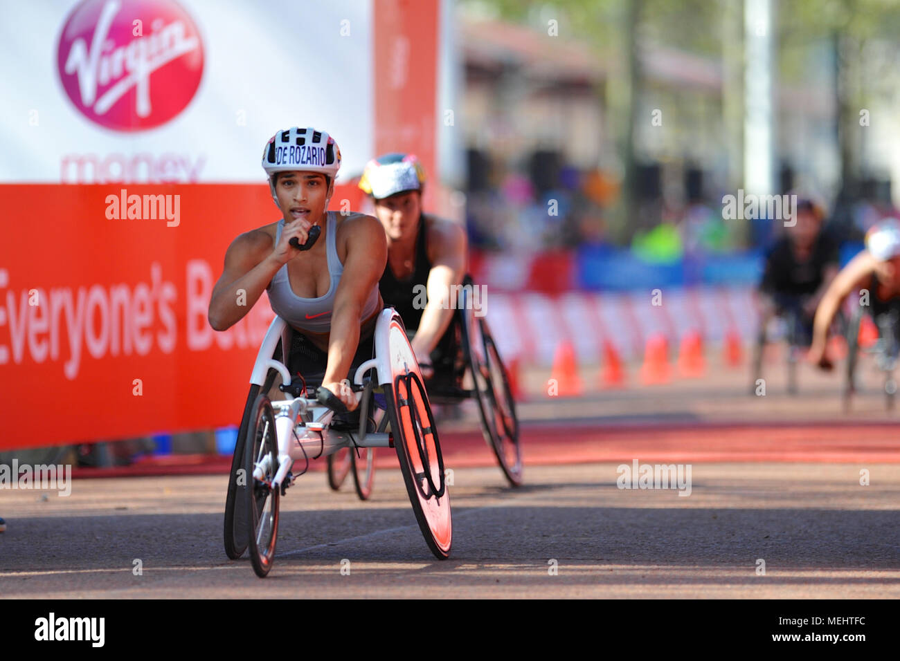 Madison de Rozario (AUS) de franchir la ligne d'arrivée en 1:42:58 pour gagner le marathon de Londres Virgin Money race en fauteuil roulant, le Mall, Londres, Royaume-Uni. De Rozario a été suivie de très près sur la ligne par Tatyana McFadden (USA) qui est arrivé second et par Susannah Scaroni (USA) qui est arrivé en troisième position une seconde plus tard. De Rozario est la nouvelle étoile sur le bloc de marathon. Les 24 ans sont arrivés directement de son succès aux Jeux du Commonwealth, le week-end dernier où elle a remporté l'or dans le 1500m et T54 marathon. Elle a été considéré comme un étranger à Londres, n'ayant qu'a effectué sept marathons en plein sa Banque D'Images