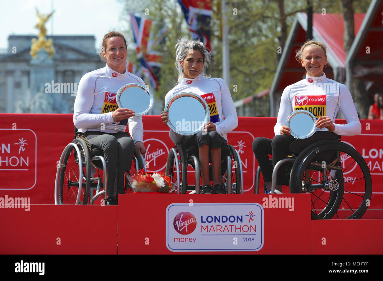 Tatyana McFadden (USA), Madison de Rozario (AUS) et Susannah Scaroni (USA) sur le podium lors de la remise des prix pour le Marathon de Londres Virgin Money Race en fauteuil roulant, le Mall, Londres, Royaume-Uni. La course a été remportée par Madison de Rozario (AUS) qui ont franchi la ligne d'arrivée en 1:42:58 suivie de près par Tatyana McFadden (USA) en deuxième place et par Susannah Scaroni (USA) qui est arrivé en troisième position une seconde plus tard. De Rozario est la nouvelle étoile sur le bloc de marathon. Les 24 ans sont arrivés directement de son succès aux Jeux du Commonwealth, le week-end dernier où elle a remporté l'or dans les années 1500 une m Banque D'Images