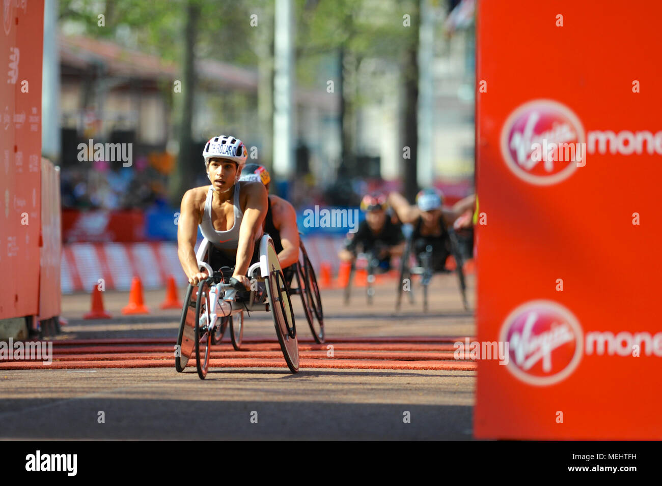 Madison de Rozario (AUS) de franchir la ligne d'arrivée en 1:42:58 pour gagner le marathon de Londres Virgin Money race en fauteuil roulant, le Mall, Londres, Royaume-Uni. De Rozario a été suivie de très près sur la ligne par Tatyana McFadden (USA) qui est arrivé second et par Susannah Scaroni (USA) qui est arrivé en troisième position une seconde plus tard. De Rozario est la nouvelle étoile sur le bloc de marathon. Les 24 ans sont arrivés directement de son succès aux Jeux du Commonwealth, le week-end dernier où elle a remporté l'or dans le 1500m et T54 marathon. Elle a été considéré comme un étranger à Londres, n'ayant qu'a effectué sept marathons en plein sa Banque D'Images