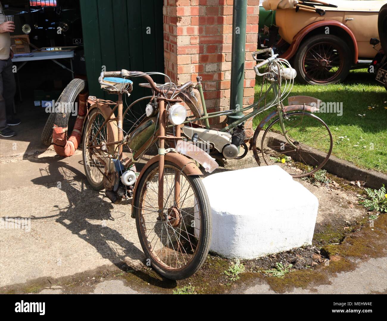 , Bicester Oxfordshire, UK. 22.04.2018. Dimanche Scramble 'Drive il Day' à Bicester Patrimoine qui est une base de la RAF ex historique afficher les véhicules classiques qui comprenait des voitures, camions, motos, voitures, avions et véhicules d'incendie. Credit : Michelle Ponts/Alamy Live News. Banque D'Images