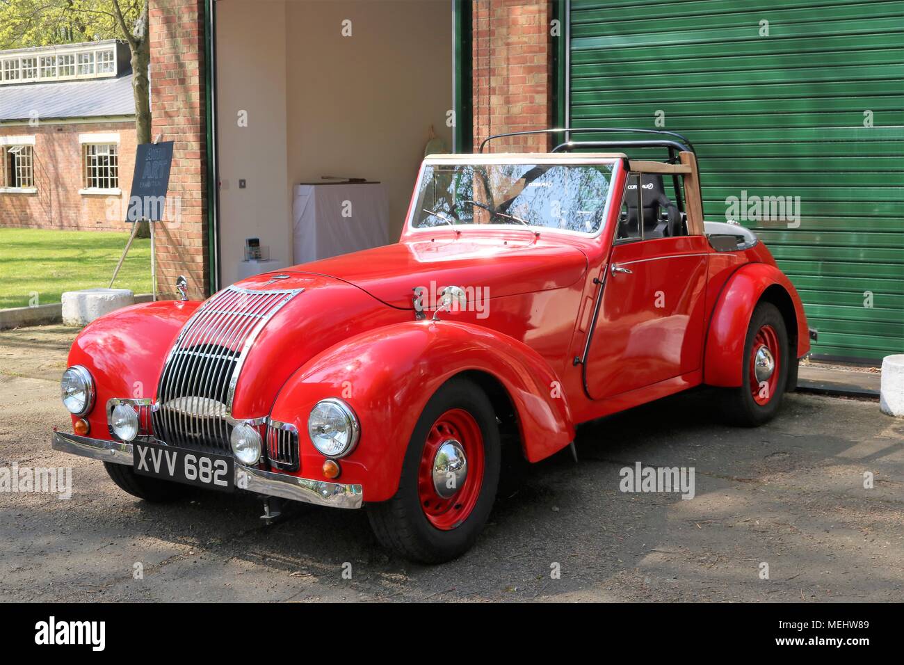 , Bicester Oxfordshire, UK. 22.04.2018. Dimanche Scramble 'Drive il Day' à Bicester Patrimoine qui est une base de la RAF ex historique afficher les véhicules classiques qui comprenait des voitures, camions, motos, voitures, avions et véhicules d'incendie. Credit : Michelle Ponts/Alamy Live News. Banque D'Images