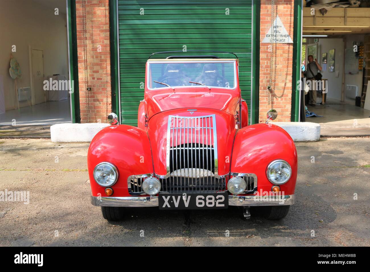 , Bicester Oxfordshire, UK. 22.04.2018. Dimanche Scramble 'Drive il Day' à Bicester Patrimoine qui est une base de la RAF ex historique afficher les véhicules classiques qui comprenait des voitures, camions, motos, voitures, avions et véhicules d'incendie. Credit : Michelle Ponts/Alamy Live News. Banque D'Images