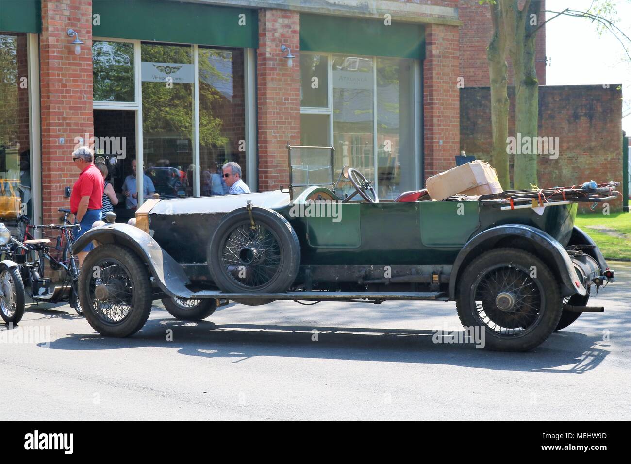 , Bicester Oxfordshire, UK. 22.04.2018. Dimanche Scramble 'Drive il Day' à Bicester Patrimoine qui est une base de la RAF ex historique afficher les véhicules classiques qui comprenait des voitures, camions, motos, voitures, avions et véhicules d'incendie. Credit : Michelle Ponts/Alamy Live News. Banque D'Images
