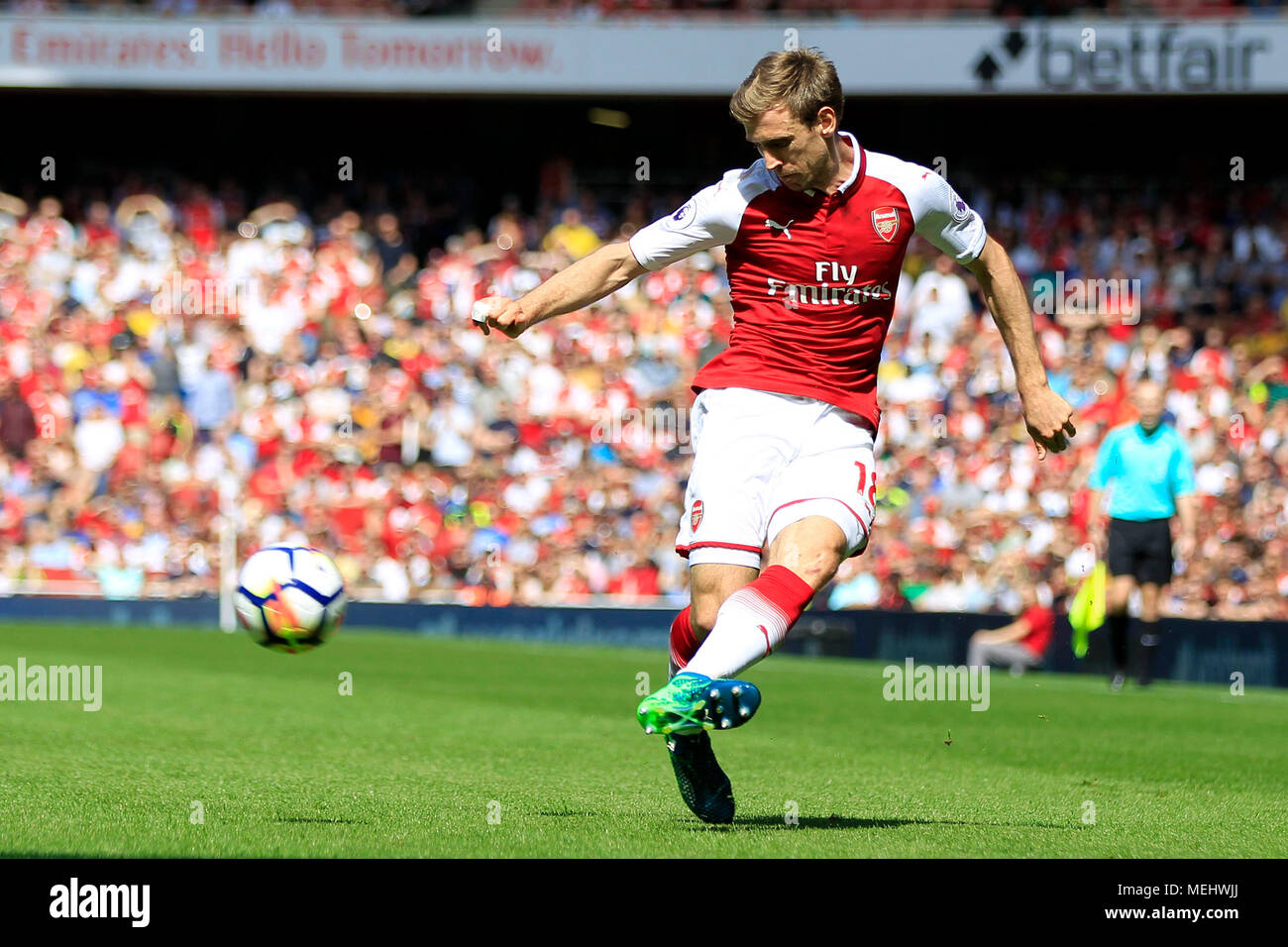 Londres, Royaume-Uni, 22 avril 2018. Nacho Monreal d'Arsenal en action. Premier match de championnat, Arsenal v West Ham United à l'Emirates Stadium de Londres, le dimanche 22 avril 2018. Cette image ne peut être utilisé qu'à des fins rédactionnelles. Usage éditorial uniquement, licence requise pour un usage commercial. Aucune utilisation de pari, de jeux ou d'un seul club/ligue/dvd publications pic par Steffan Bowen/Andrew Orchard la photographie de sport/Alamy live news Banque D'Images