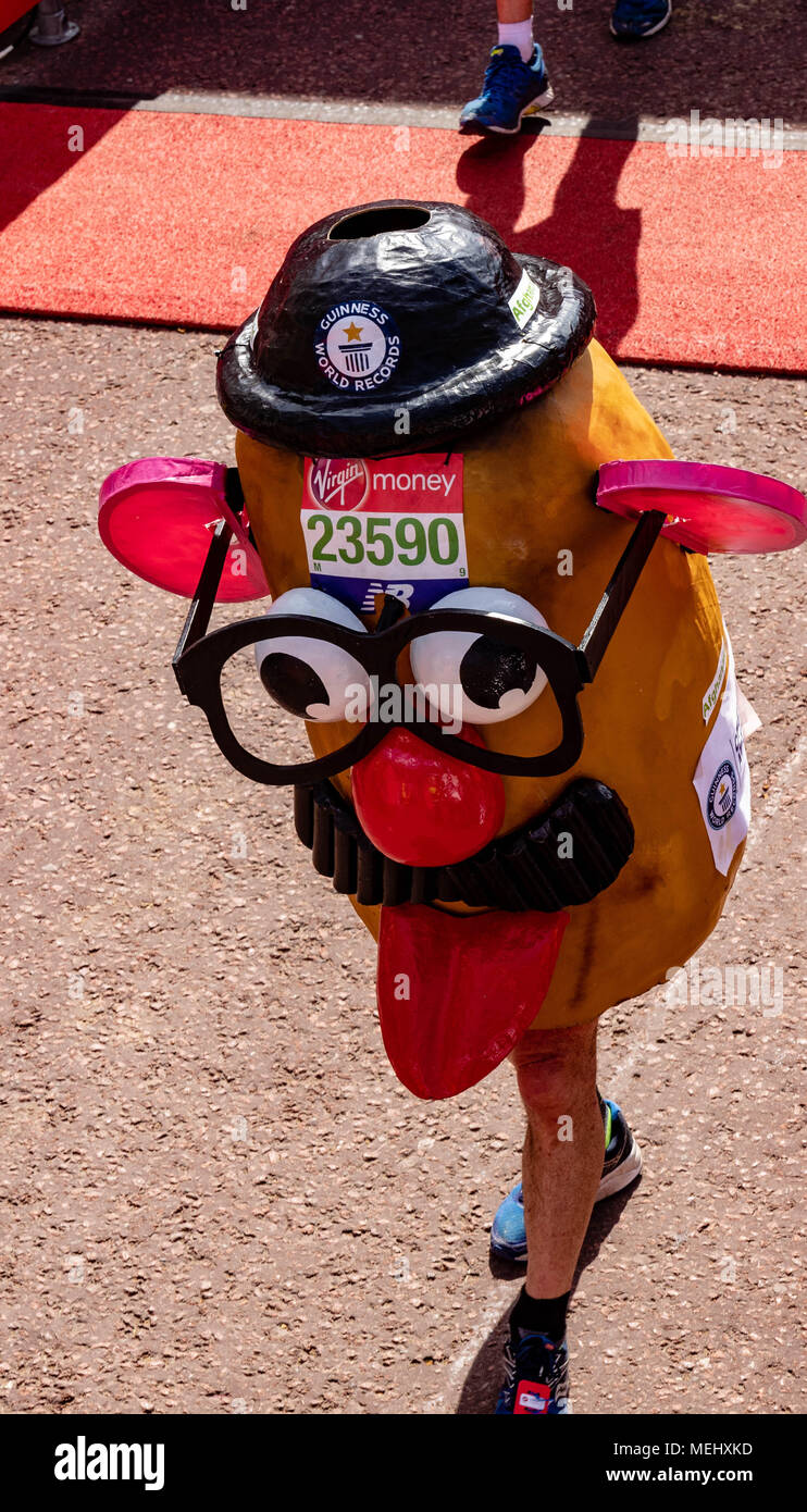 Londres le 22 avril 2018 Le marathon de Londres un coureur habillé en tête de pomme de terre en concurrence le Marathon de Londres Ian Davidson Crédit/Alamy Live News Banque D'Images