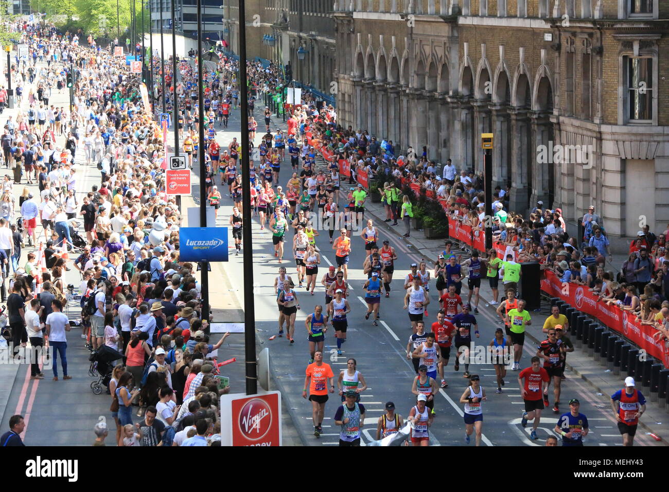Des chiffres record sont attendues pour démarrer l'argent vierge 2018 Marathon de Londres dimanche 22 avril, après plus de 41 000 inscrits pour la course au cours des quatre jours. Banque D'Images