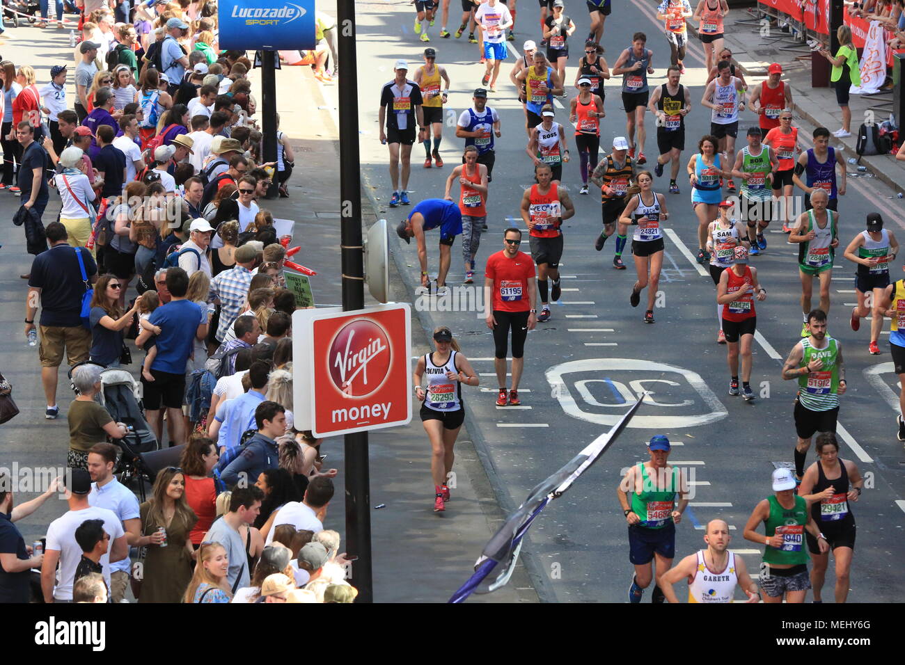 Des chiffres record sont attendues pour démarrer l'argent vierge 2018 Marathon de Londres dimanche 22 avril, après plus de 41 000 inscrits pour la course au cours des quatre jours. Banque D'Images