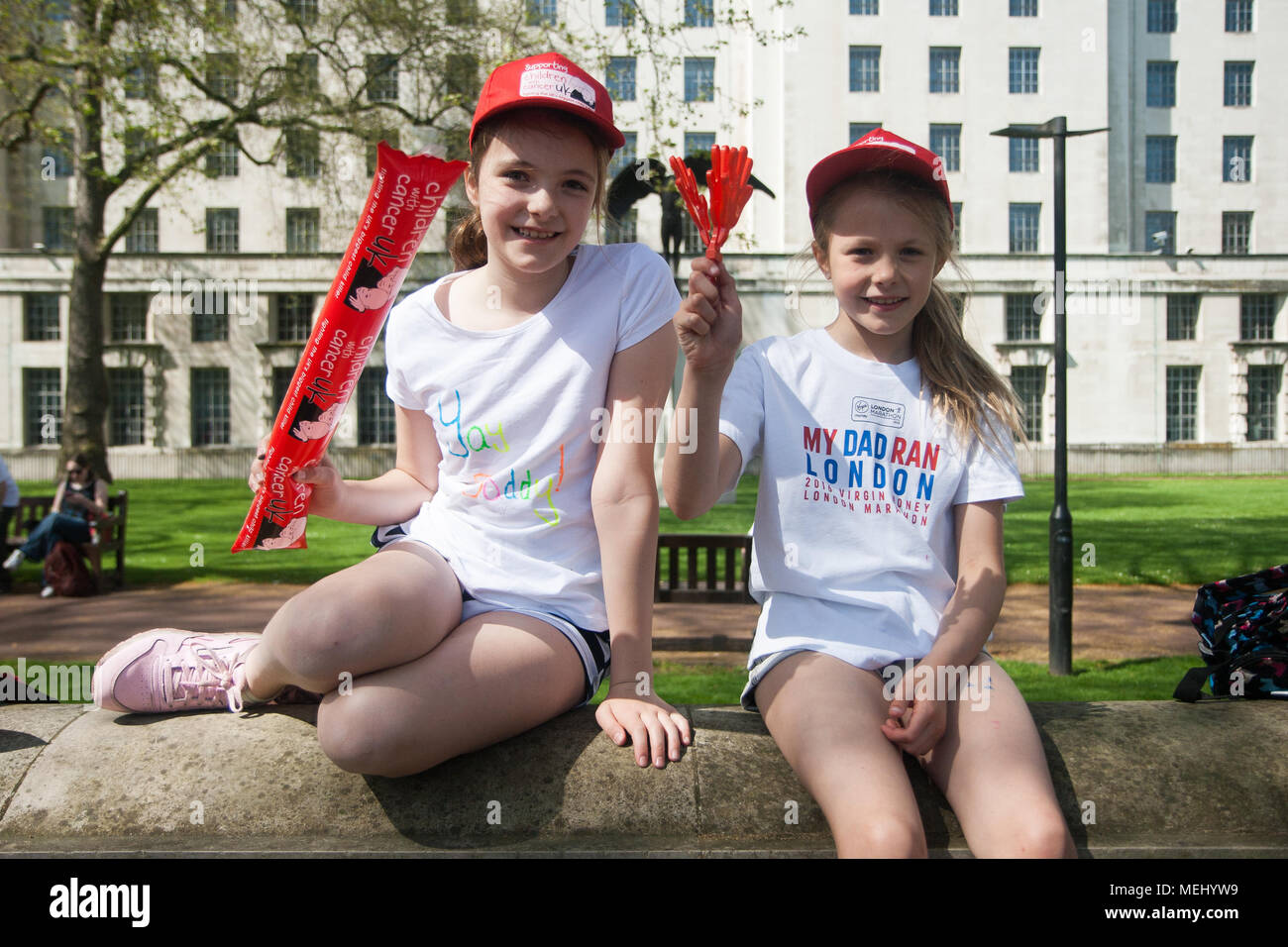 Londres, Royaume-Uni. 22 avril 2018. Deux soeurs prêtes à soutenir leur papa qui prenait part à la Vierge Argent Marathon de Londres. Credit : Elsie Kibue / Alamy Live News Banque D'Images