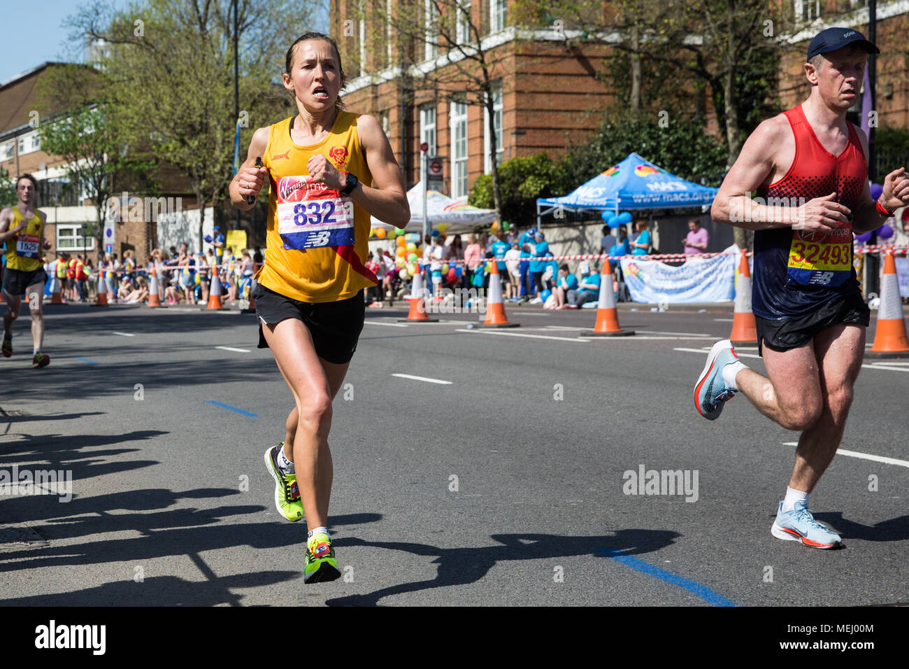 Londres, Royaume-Uni. 22 avril, 2018. Claire Grima de Grande-Bretagne, qui a terminé 8e dans le women's club, de charité et de bulletin de la concurrence à l'événement, Virgin Money 2018 Marathon de Londres. En raison de températures anormalement élevées d'avril, la 38e édition de la course a été le plus chaud jamais enregistré avec une température de 24.1C enregistré dans St James's Park. Banque D'Images