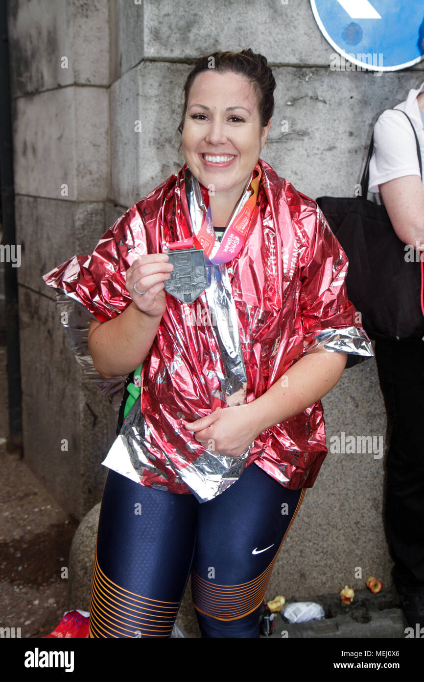 Londres, Royaume-Uni. 22 avril 2018. Module de finition de course au centre commercial au cours du dimanche Marathon de Londres Virgin Money. Credit : Elsie Kibue / Alamy Live News Banque D'Images