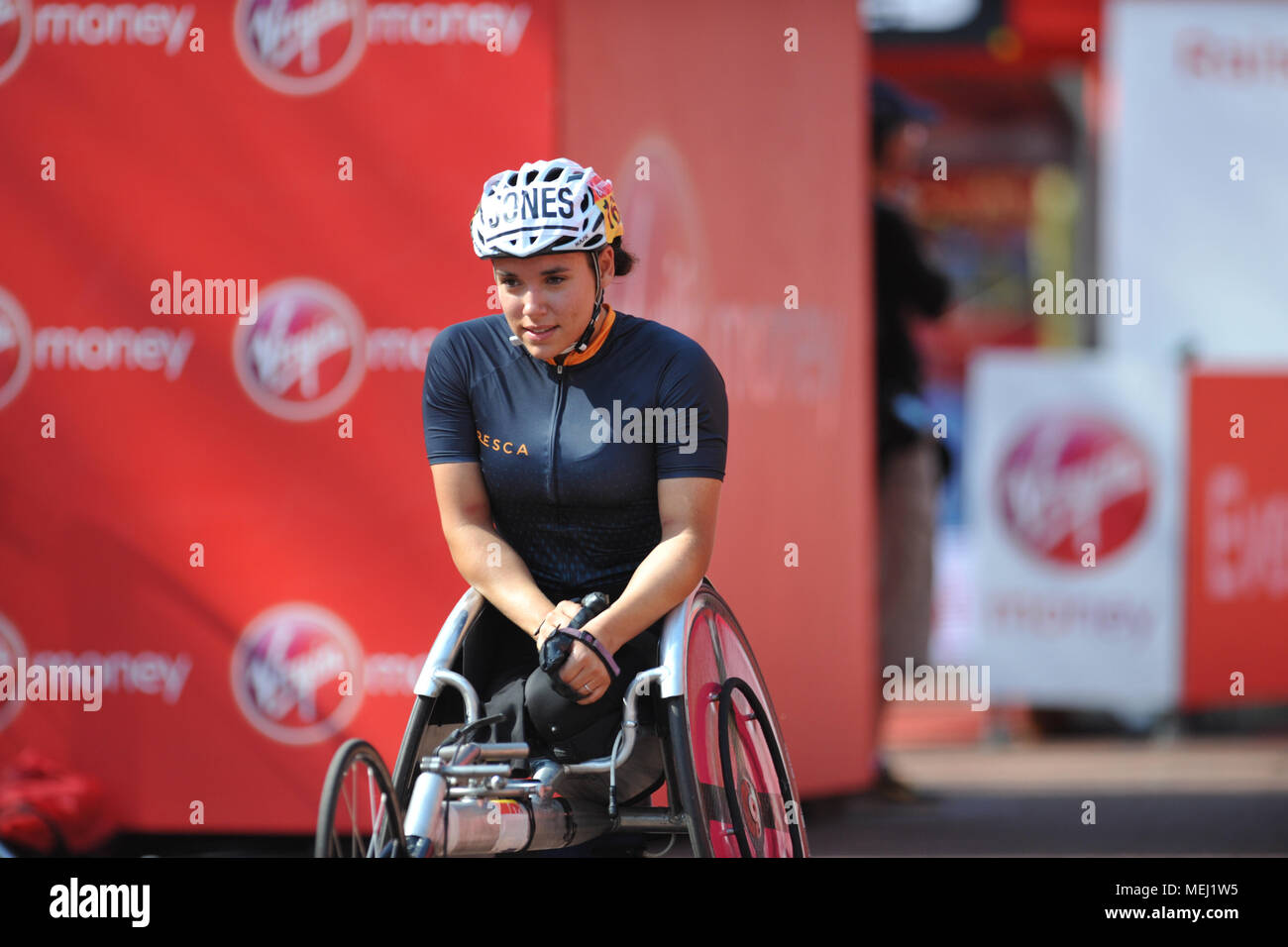 Londres, Royaume-Uni. 22 avr, 2018. Jade Jones (GBR) de franchir la ligne d'arrivée sur le centre commercial au cours de l'argent Virgin London Marathon Hommes Femmes course en fauteuil roulant, le Mall, Londres, Royaume-Uni. Jones a terminé en 36e place avec un temps de 01:50:04. Crédit : Michael Preston/Alamy Live News Banque D'Images