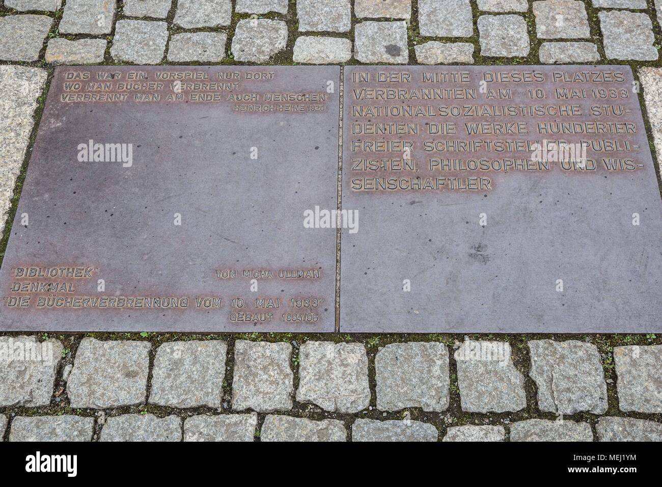 Berlin, Allemagne. Apr 16, 2018. Lundi 16 Avril, 2018.Berlin, Allemagne.Une plaque près de la Bebelplatz Memorial est gravé avec l'expression, ''Das war ein rendez nur, dort wo man'BŘETISLAV cher verbrennt verbrennt am Ende, man auch Menschen.'' traduit de l'Anglais : ''C'était qu'un prélude, où ils brûlent des livres, ils seront à la fin, aussi brûler les gens.'.Bebelplatz est connu comme le site de l'un de l'infâme livre Nazi cérémonies de gravure, tenue le 10 mai 1933. Les membres de l'Union des étudiants allemands Nazis et leurs professeurs ont brûlé environ 20 000 livres dans le cadre d'une action à l'échelle nationale 'contre e Banque D'Images