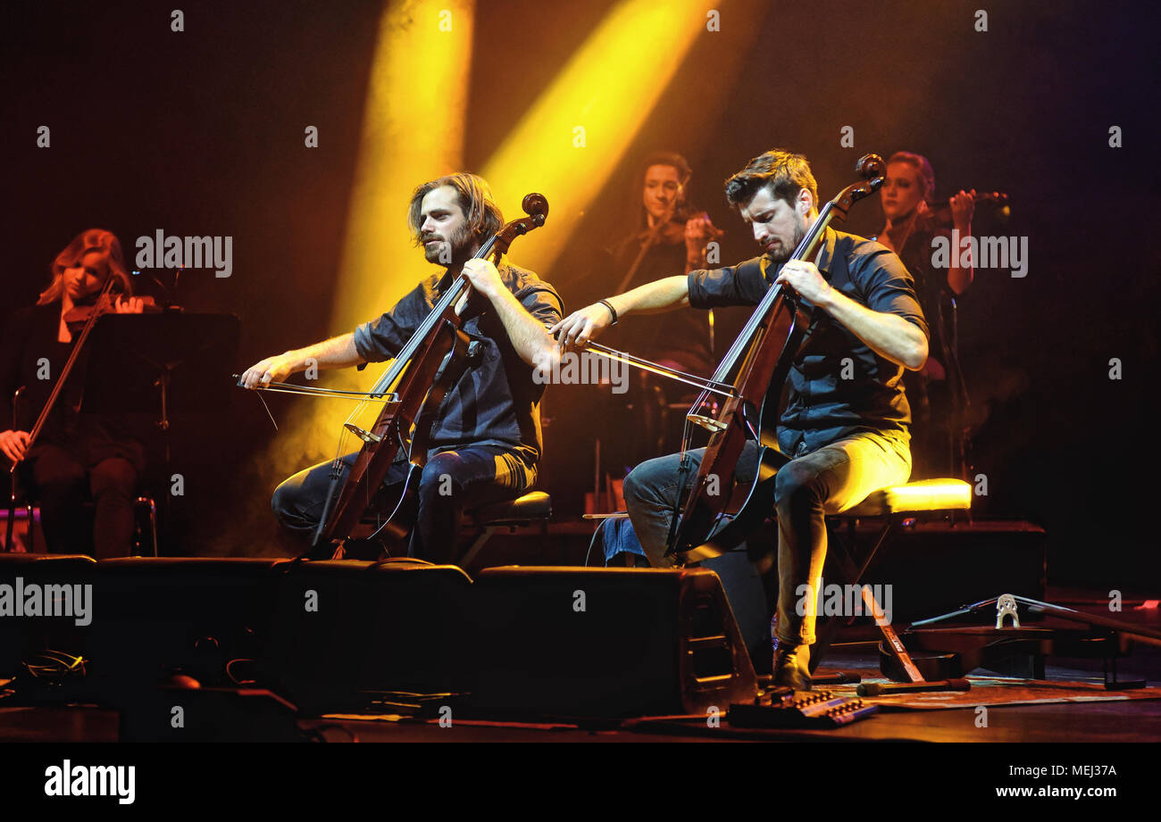 Hamilton, ON, Canada. Apr 16, 2018. 16 avril 2018 - Hamilton, Ontario, Canada. Stjepan Hauser et Luka Sulic de violoncelliste international duo 2 violoncelles, effectuer sur scène à la FirstOntario Salle de Concert. Crédit photo : Brant/Perniac Perniac AdMedia Crédit : Brant/AdMedia/ZUMA/Alamy Fil Live News Banque D'Images