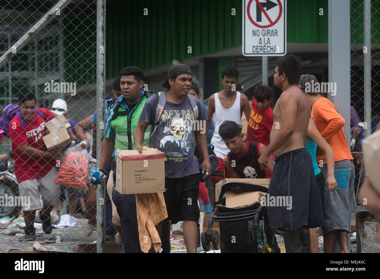 22 avril 2018, le Nicaragua, Managua : Les résidents de pillage d'un supermarché. Il y a eu de nombreux pillages dans la capitale de Nicarague au cours de la période de six jours déjà en cours de manifestations contre le gouvernement en vertu de Daniel Ortega ainsi que sa réforme sociale. Photo : Carlos Herrera/dpa Banque D'Images