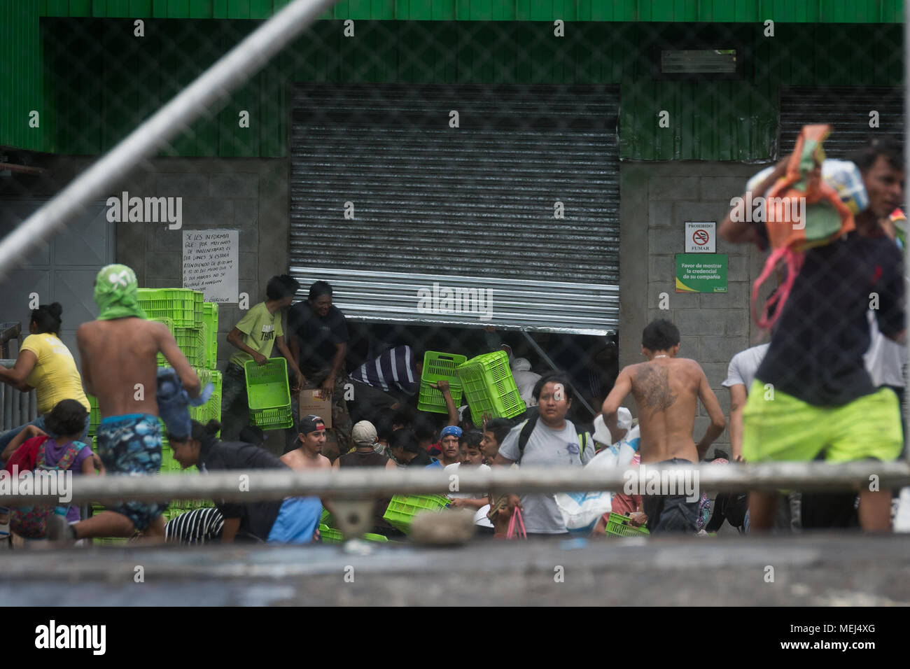 22 avril 2018, le Nicaragua, Managua : Les résidents de pillage d'un supermarché. Il y a eu de nombreux pillages dans la capitale de Nicarague au cours de la période de six jours déjà en cours de manifestations contre le gouvernement en vertu de Daniel Ortega ainsi que sa réforme sociale. Photo : Carlos Herrera/dpa Banque D'Images