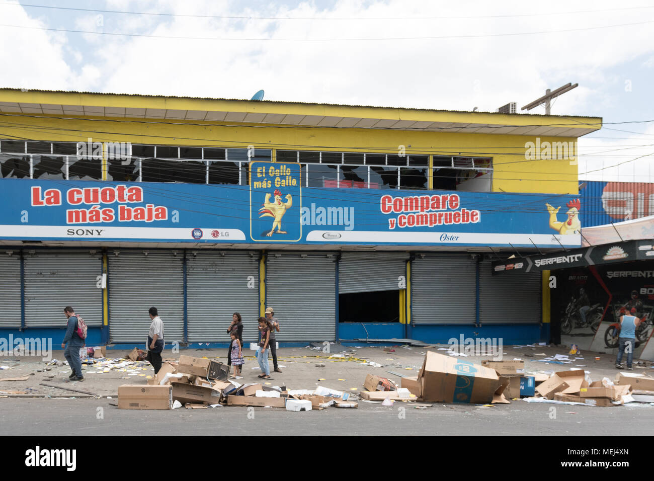 22 avril 2018, le Nicaragua, Managua : Un supermarché détruit après une descente dans les résidents. Il y a eu de nombreux pillages dans la capitale de Nicarague au cours de la période de six jours déjà en cours de manifestations contre le gouvernement en vertu de Daniel Ortega ainsi que sa réforme sociale. Photo : Carlos Herrera/dpa Banque D'Images