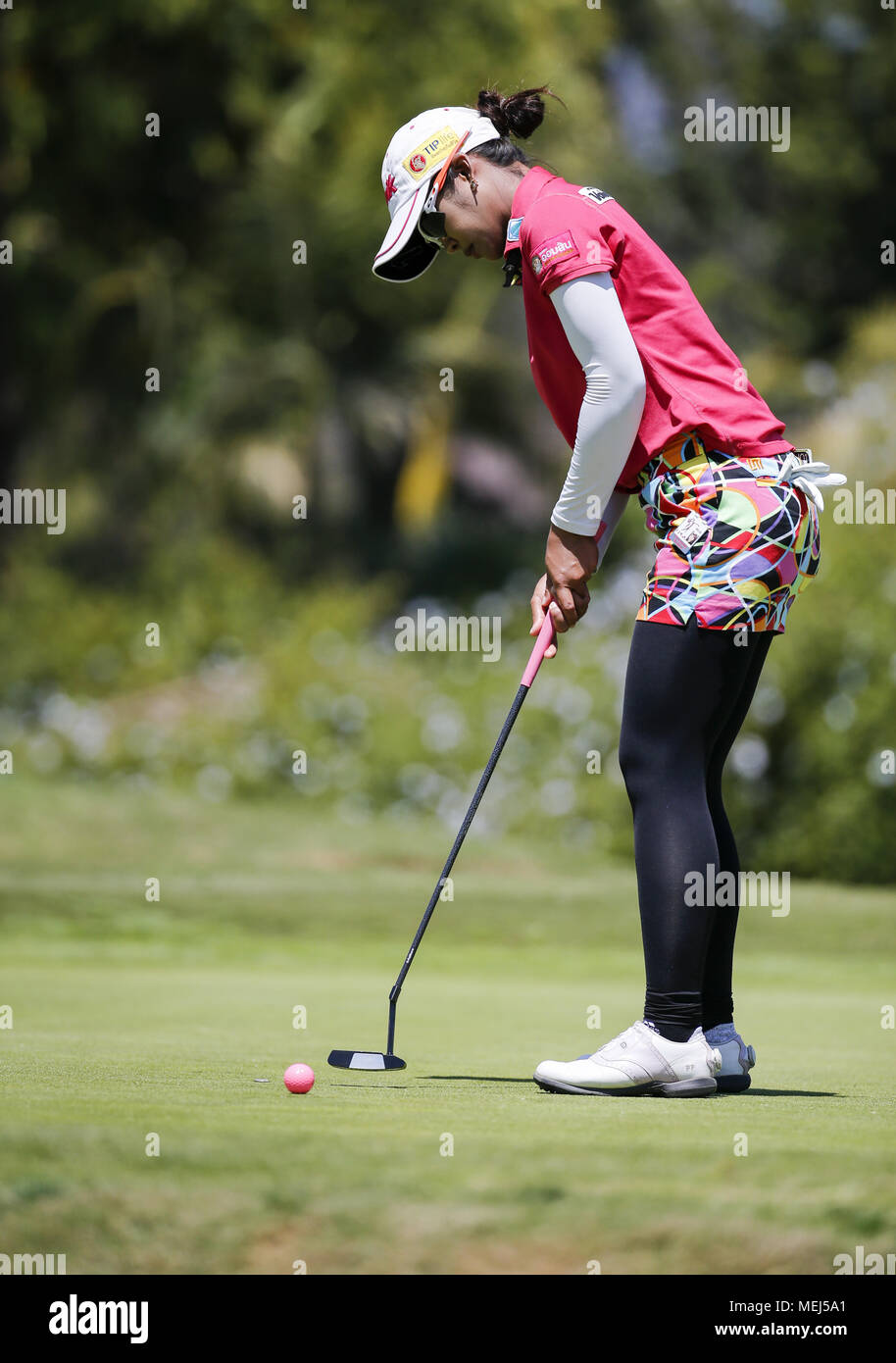 Los Angeles, Californie, USA. 22 avr, 2018. Pornanong Phatlum de Thaïlande, en actions au cours de la ronde finale de l'HUGEL-JTBC Open tournoi de golf de la LPGA au Wilshire pays le 22 avril 2018, à Los Angeles. Moriya Jutanugarn de Thaïlande a remporté le tournoi. Ringo : crédit Chiu/ZUMA/Alamy Fil Live News Banque D'Images