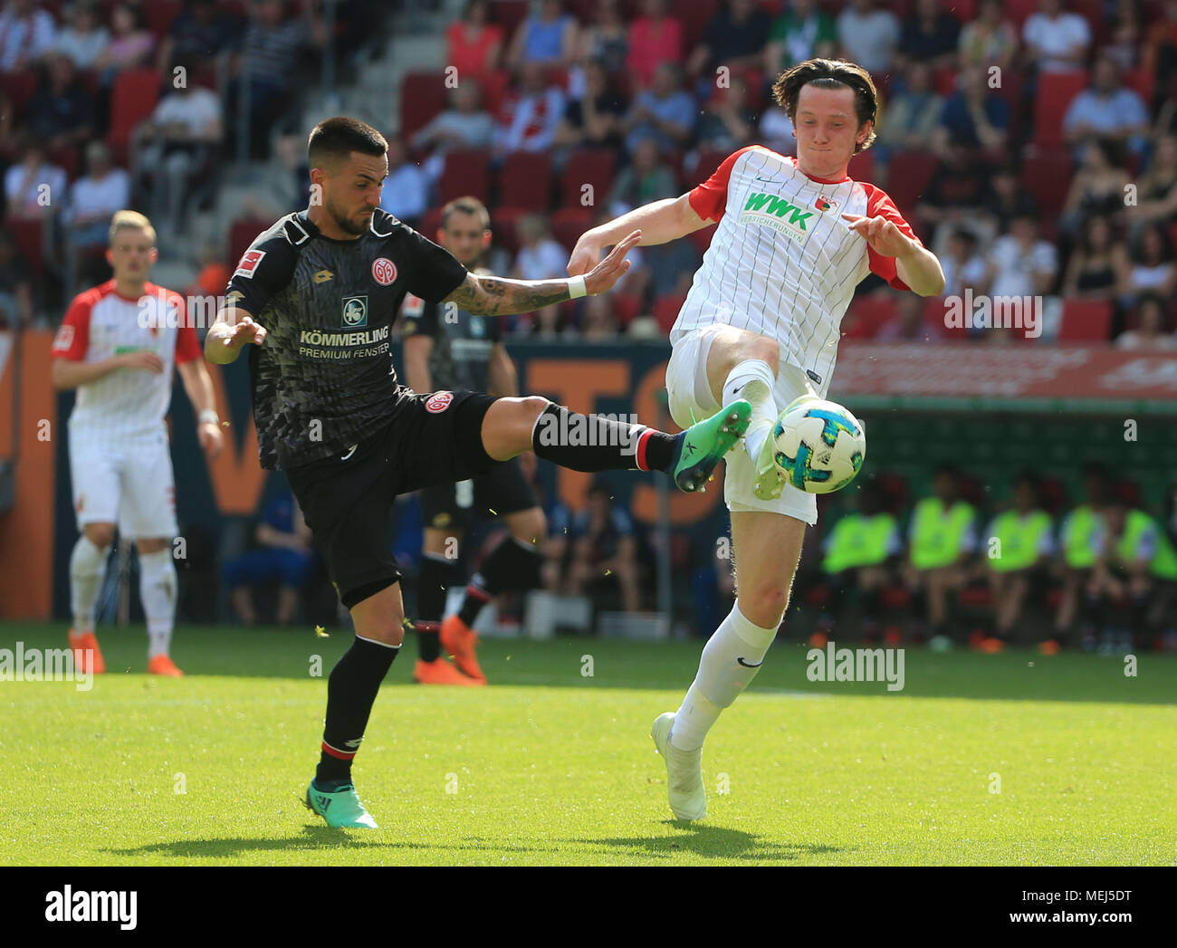 (180423) -- Augsbourg, 23 avril 2018 (Xinhua) -- Michael Gregoritsch Augsbourg (R) rivalise avec le dispute à Mainz's Giulio Donati durant la Bundesliga match entre FC Augsburg et 1.FSV Mayence 05, à Augsburg, Allemagne, le 22 avril 2018. Mayence a perdu 0-2. (Xinhua/Philippe Ruiz)(WLL) Banque D'Images