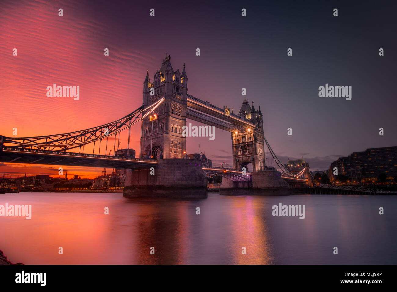 Ondulation de coucher de soleil sur le Tower Bridge, Londres, Angleterre Banque D'Images