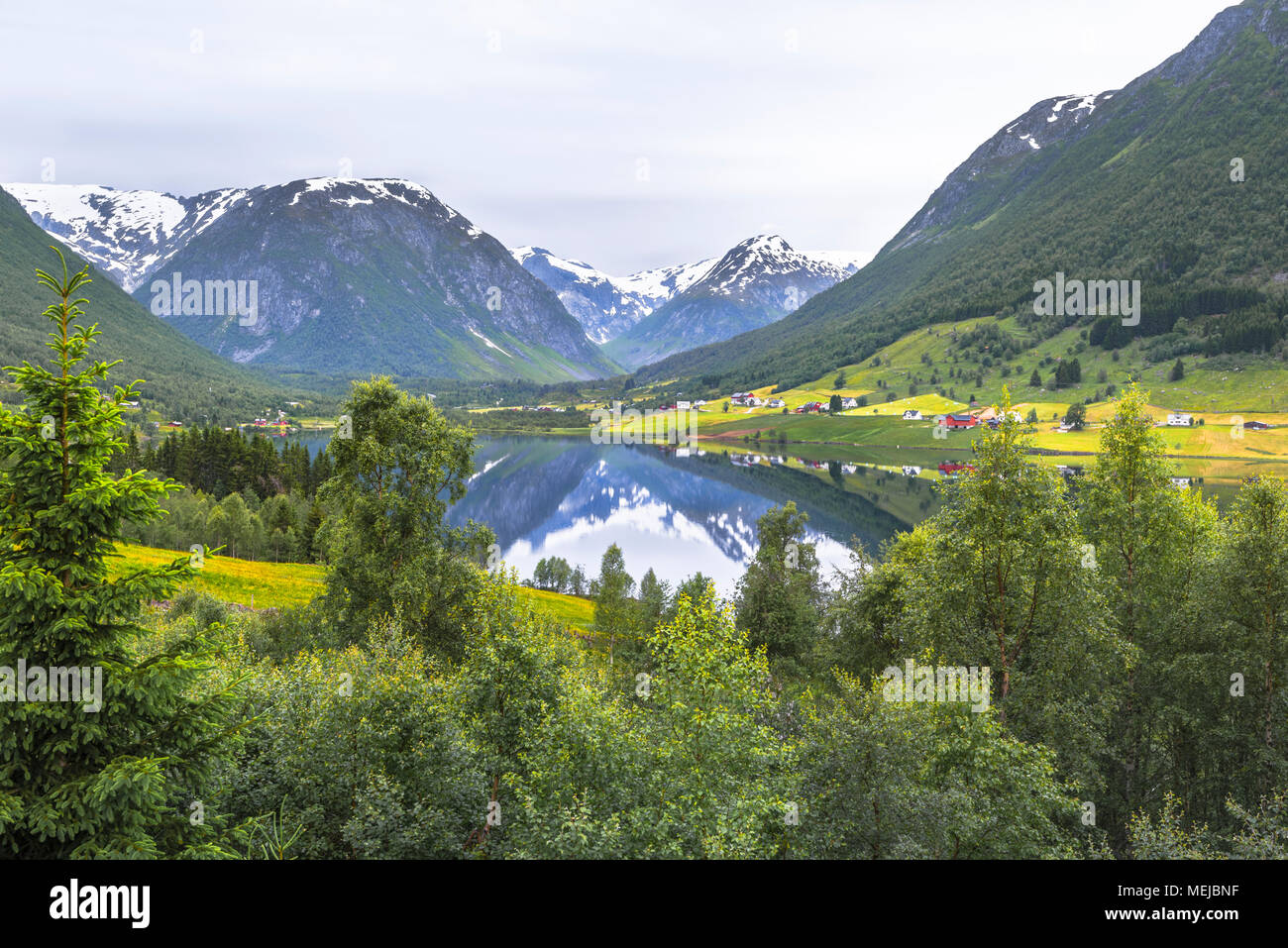 Paysage de montagne au bord du lac, Dalavatnet la Norvège, le paysage avec des montagnes enneigées et la mise en miroir, municipalité de Sogndal, Sogn og Fjordane county Banque D'Images