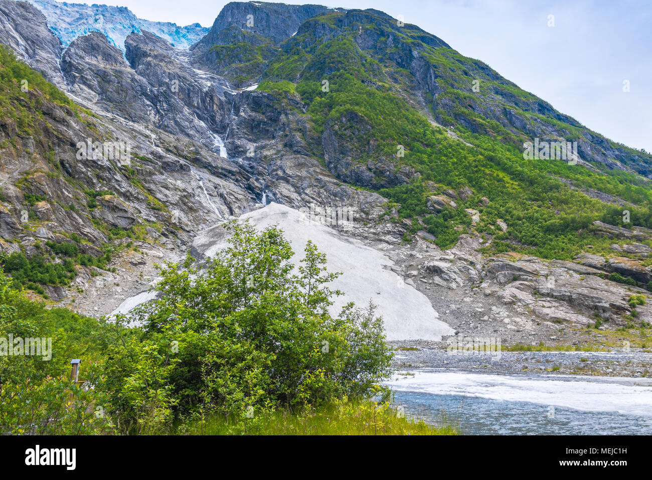 Supphellebreen glacier et sa rivière, partie de Parc National de Jostedal, Norvège, près de Fjaerland, rude paysage de montagne norvégienne Banque D'Images