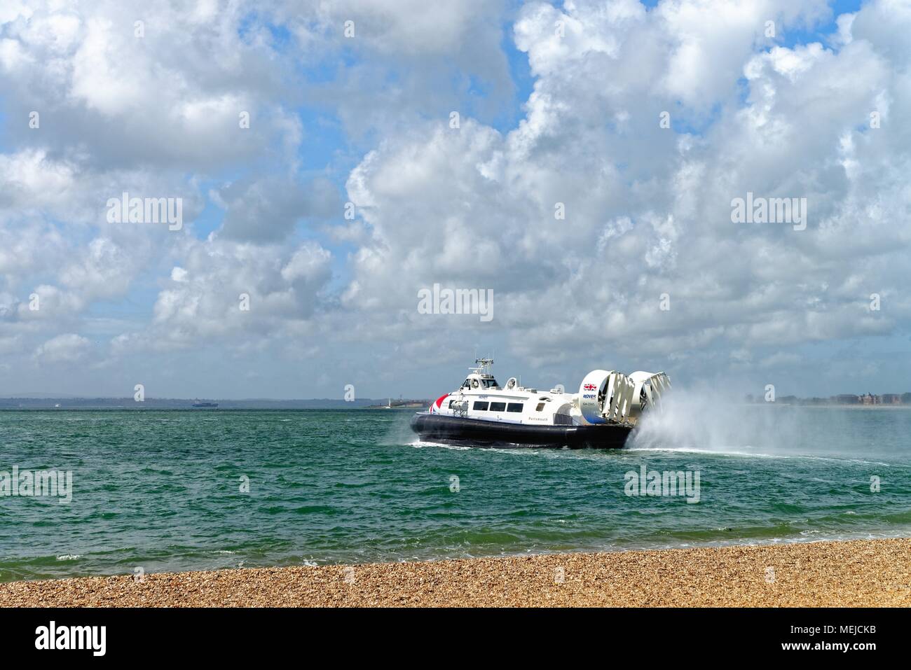 Aéroglisseur passager au départ de plage à Portsmouth Hampshire England UK Banque D'Images