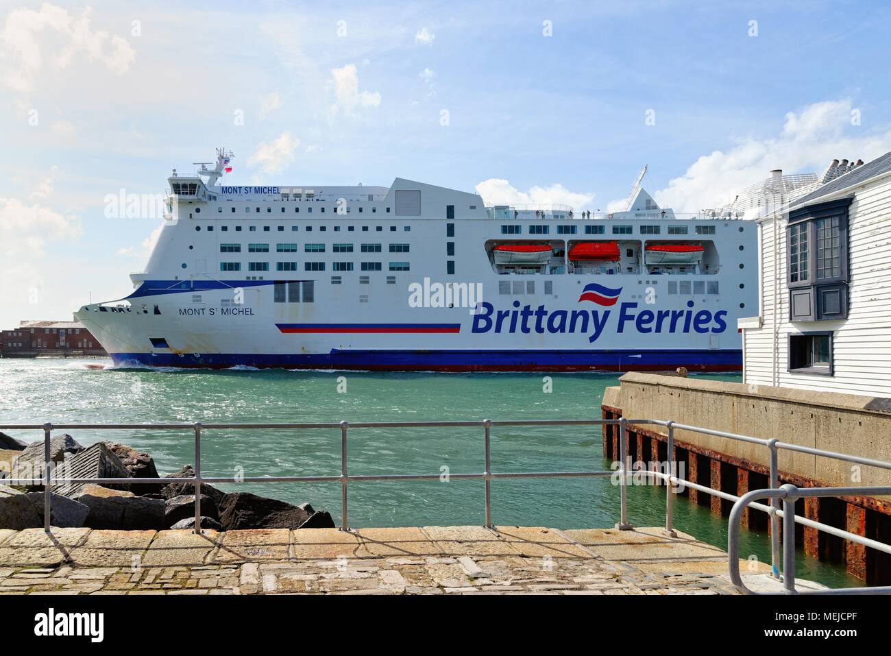 Le ferry Bretagne Mont Saint Michel' de navigation le port de Portsmouth, Hampshire England UK Banque D'Images