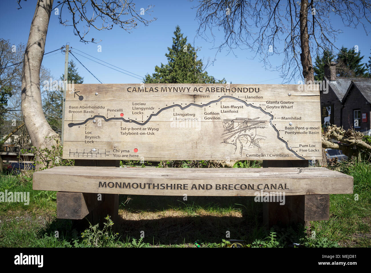 Un banc d'information le long du canal Monmouth Brecon à Talybont sur l'Usk Brecon Beacons Banque D'Images