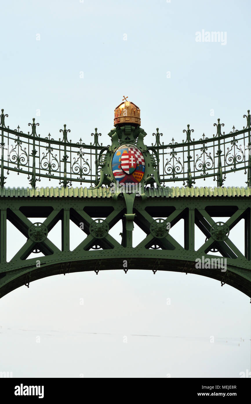 Armoiries de la Hongrie avec la couronne au pont de la liberté dans la capitale hongroise, Budapest - Hongrie. Banque D'Images