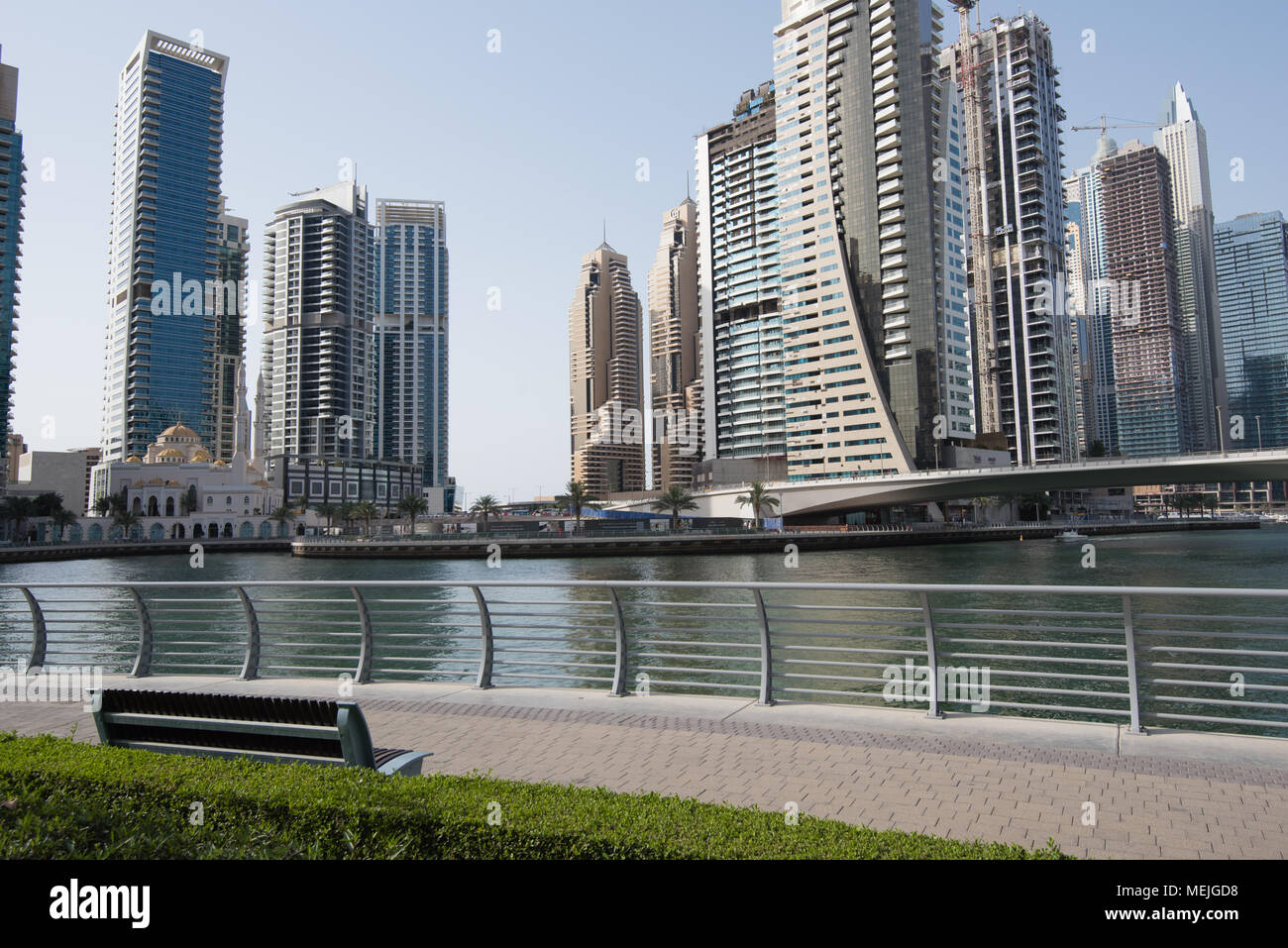 Une vue de l'édifice en hauteur autour de la marina de Dubaï à partir de l'allée soignée Banque D'Images