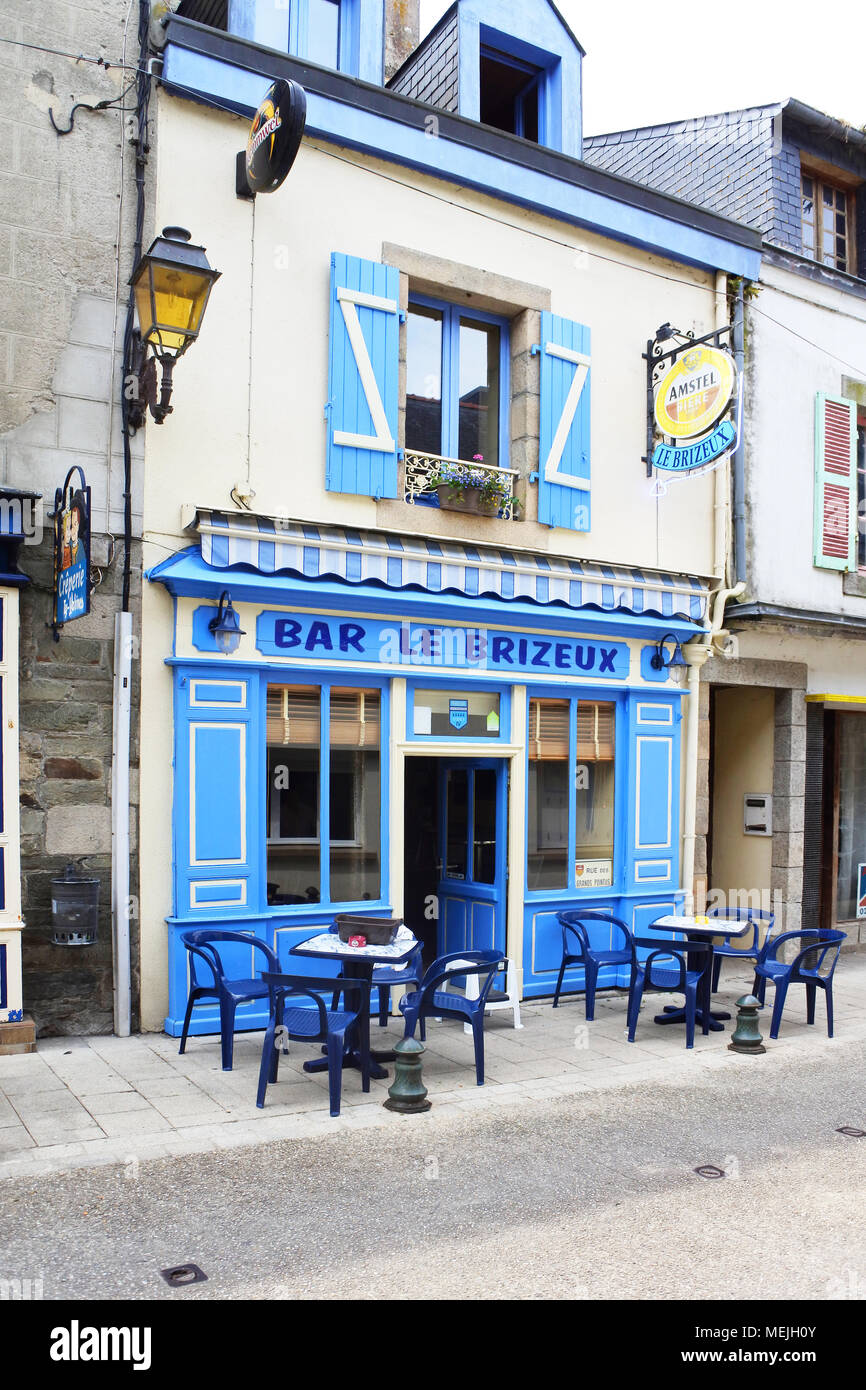 Un bar de la rue traditionnelle française à Carhaix-Plouguer, Bretagne, France - John Gollop Banque D'Images