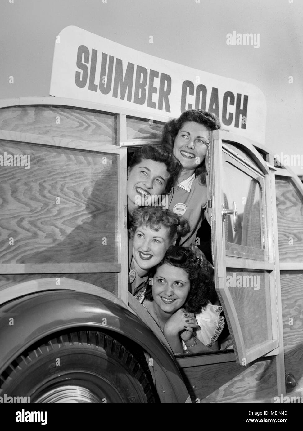 Quatre modèles foule dans une roulotte camping Coach sommeil lors d'une exposition dans le sud de la Californie, ca. 1946. Banque D'Images