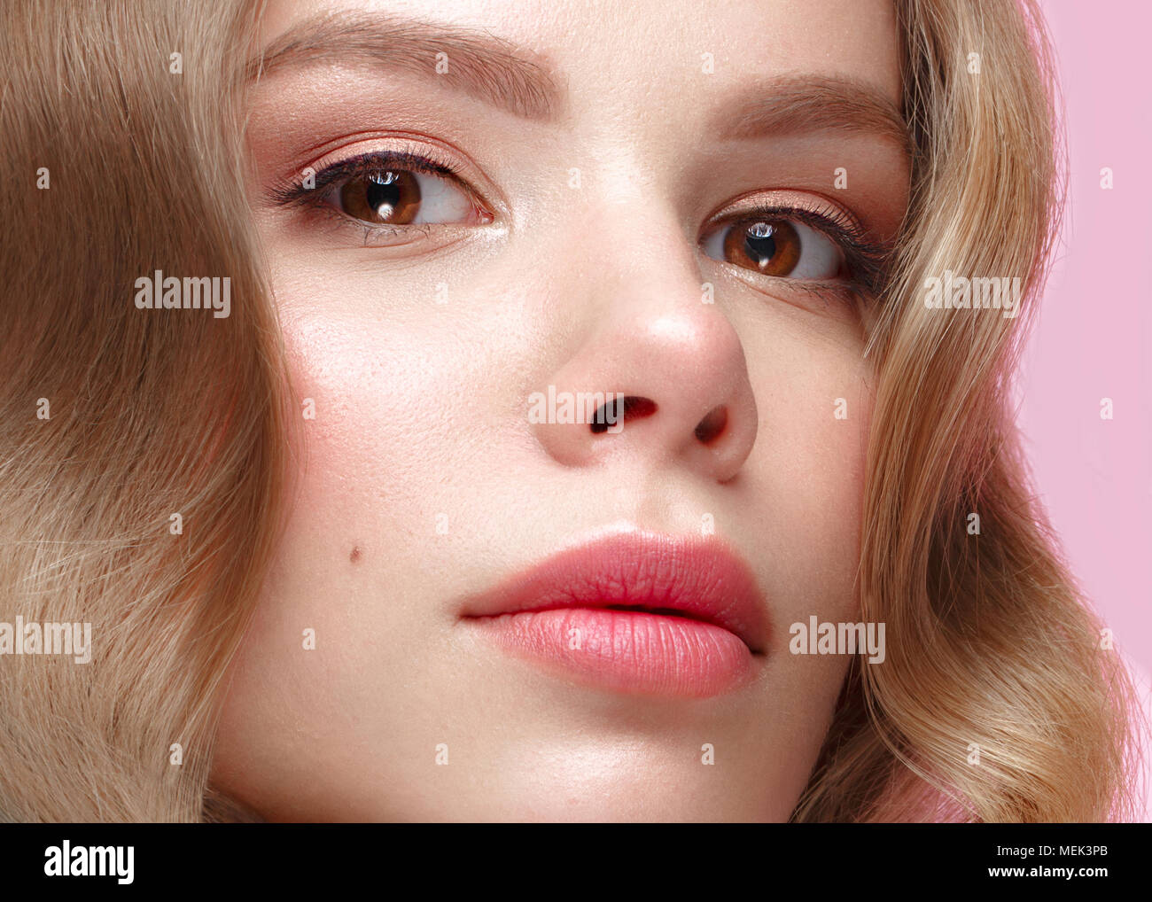 Belle fille avec la lumière douce et de maquillage manucure en bleu vêtements. Beauté Visage. Ongles Design. Banque D'Images