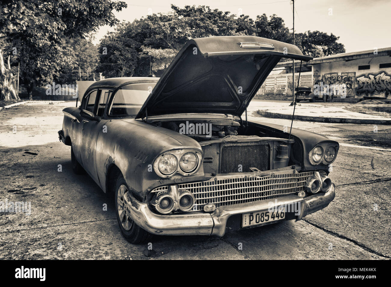 La HAVANE, CUBA- Dec 12, 2016 : noir et blanc ton de vieille voiture américaine garée moteur ploblem pentecôte Banque D'Images