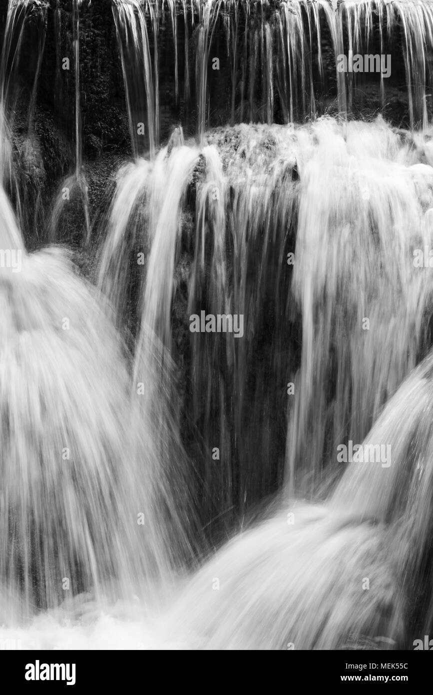 Full Frame close-up d'une cascade à l'Tat Cascades de Kuang Si près de Luang Prabang au Laos. Natural art abstrait en noir et blanc. Banque D'Images