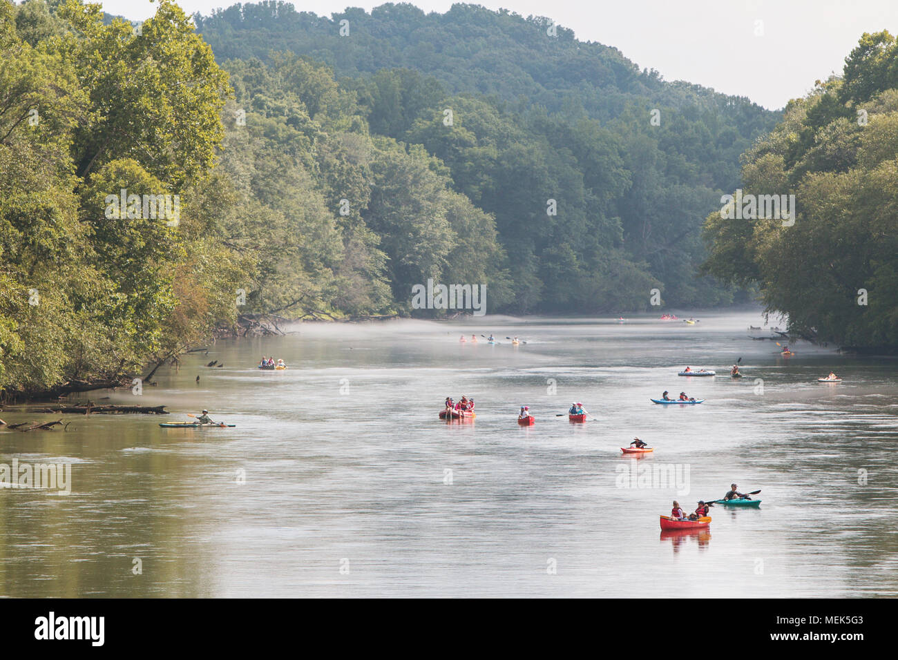 Atlanta, GA, USA - 25 juillet 2015 : Les gens raft, kayak et canoë sur la rivière Chattahoochee sur une chaude journée d'été le 25 juillet 2015 à Atlanta, GA. Banque D'Images