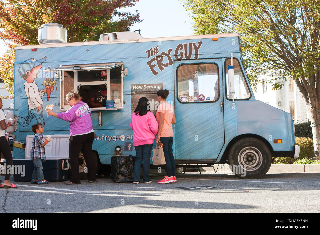 Canton, GA, USA - 17 octobre 2015 : Les gens achètent des aliments provenant d'un camion alimentaire au Cherokee Zombie Fest à Canton, GA. Banque D'Images