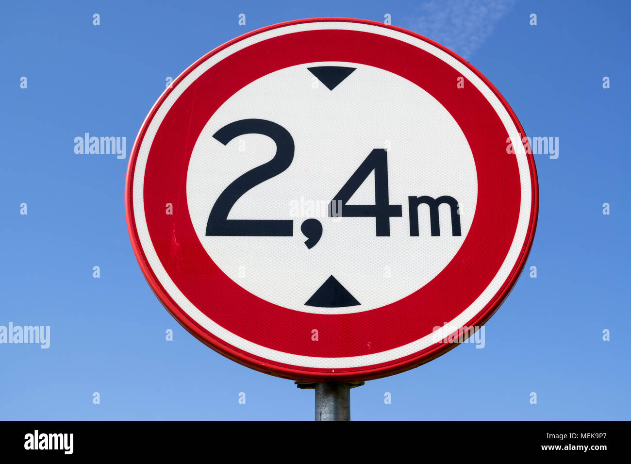 Panneau routier néerlandais : pas d'accès pour les véhicules d'une hauteur supérieure à 2,4 m Banque D'Images