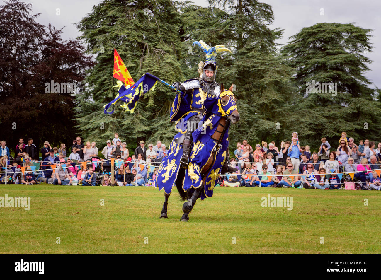 Un chevalier chevauche son montage dans un tournoi de joutes Banque D'Images