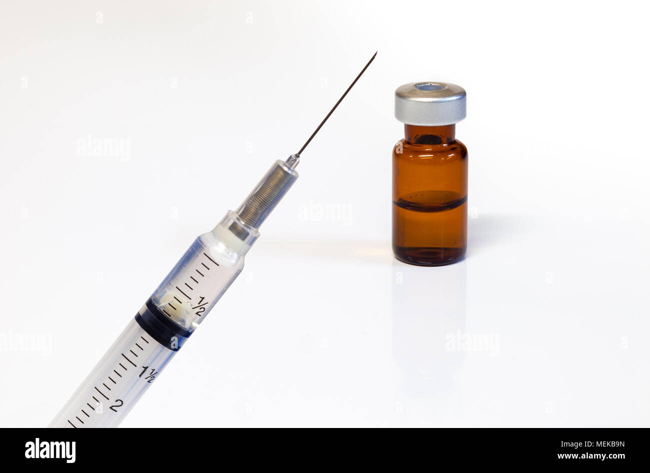 Seringue médicale et un flacon d'un médicament par voie intraveineuse sur  un fond blanc Photo Stock - Alamy