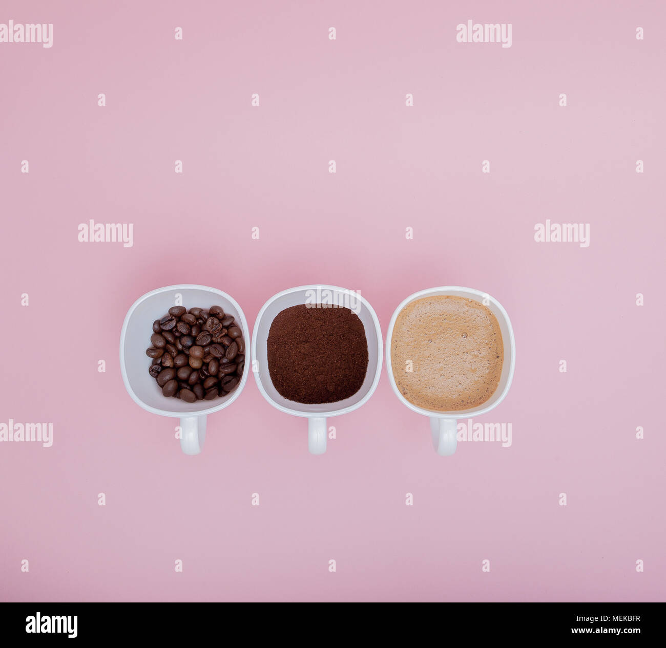Trois tasses de café de différence à la préparation ou la fabrication de café verre isolé sur fond rose, copiez l'espace. Vue d'en haut. Banque D'Images