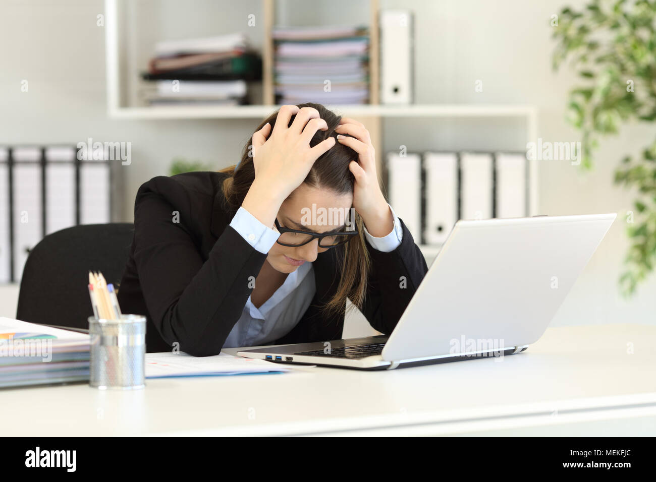 Triste office worker se plaindre après une faillite assis dans un bureau au travail Banque D'Images