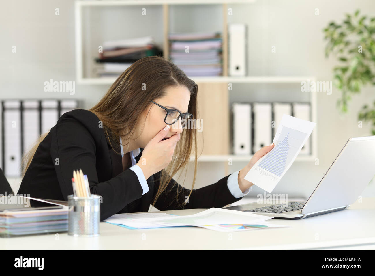 La croissance des ventes de contrôle exécutif inquiète le graphique sur un ordinateur de bureau à l'office de tourisme Banque D'Images