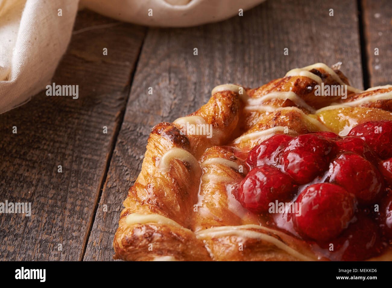 Tartelettes de pâte feuilletée aux framboises sur fond de bois Banque D'Images