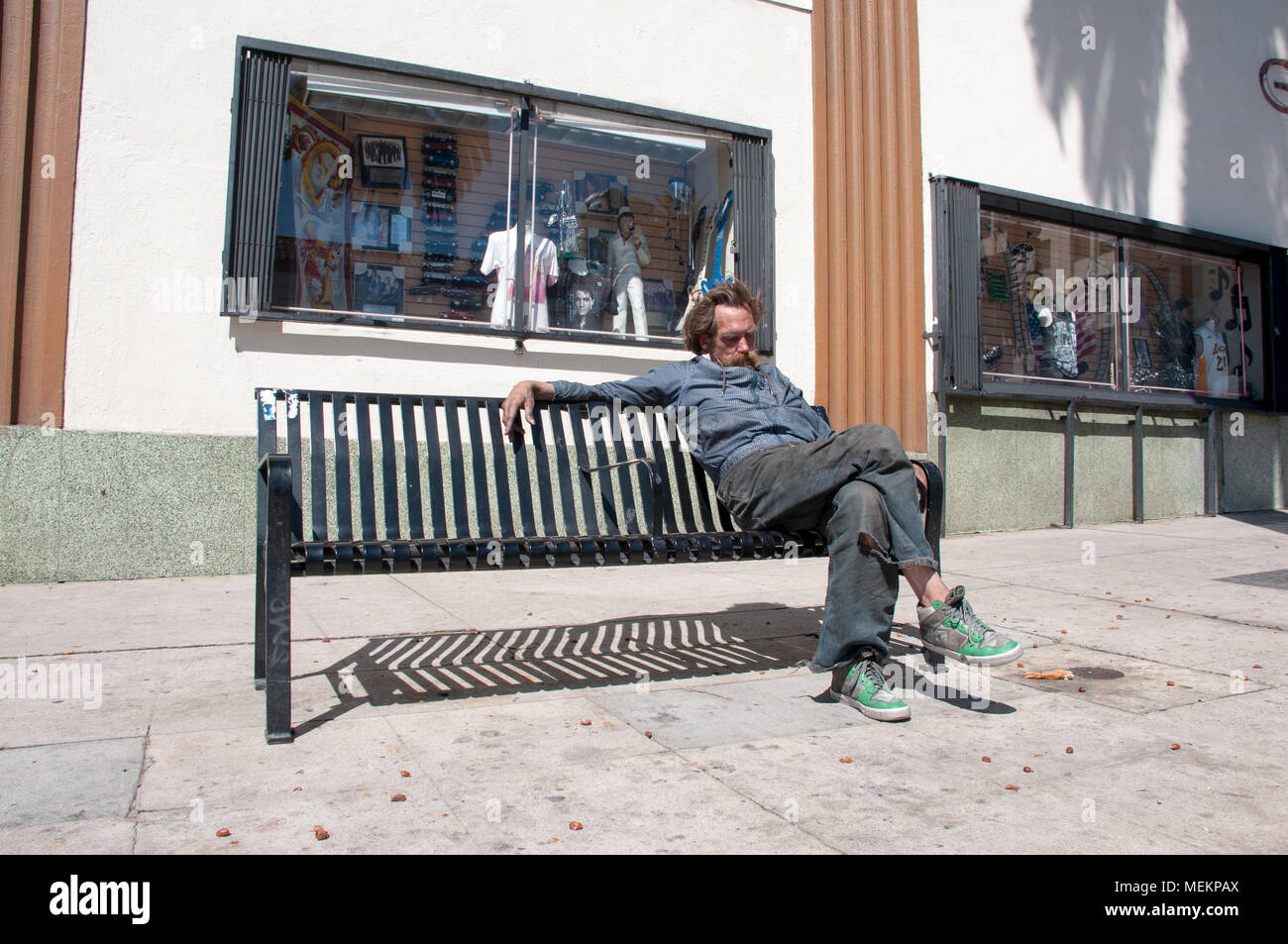 HOLLYWOOD - 01 Avril 2018 : Un homme de dormir tout en étant assis sur le banc de la rue dans la ville de Hollywood, CA. Banque D'Images