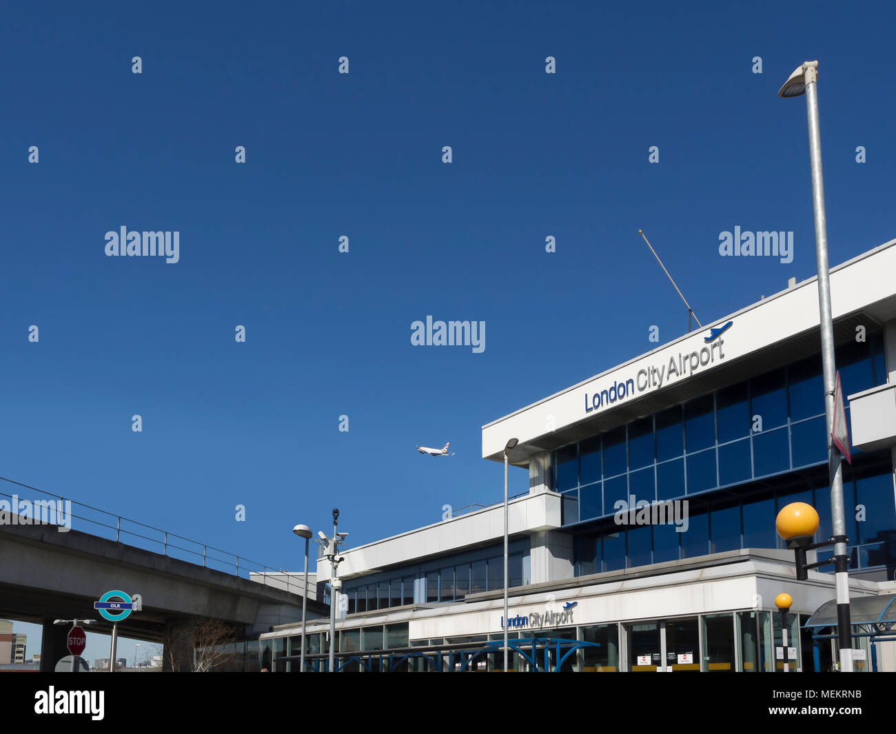LONDRES, Royaume-Uni - 05 AVRIL 2018 : vue extérieure du terminal de l'aéroport de City avec panneau Banque D'Images